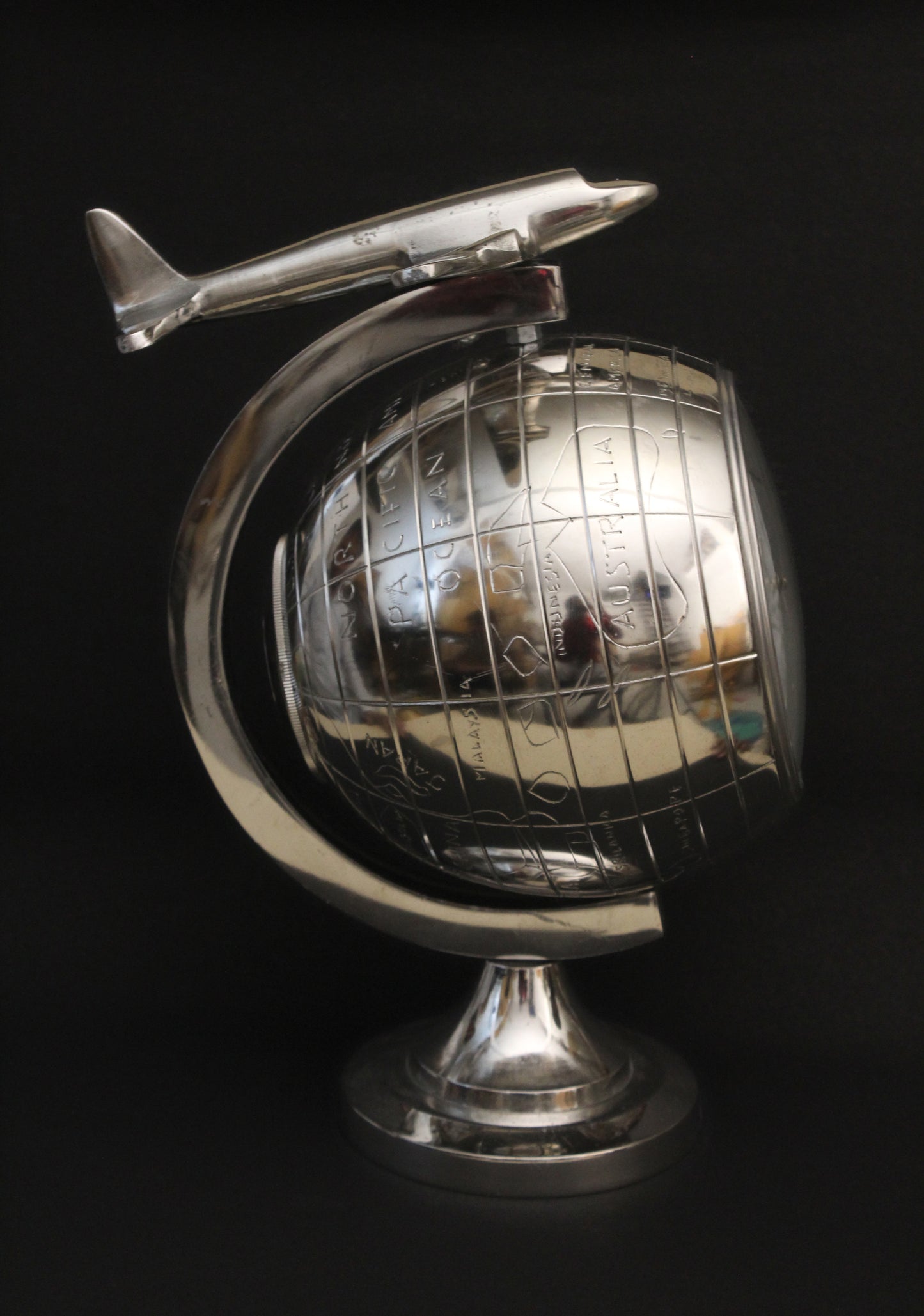 WAKHRZ Desk Globe Clock.