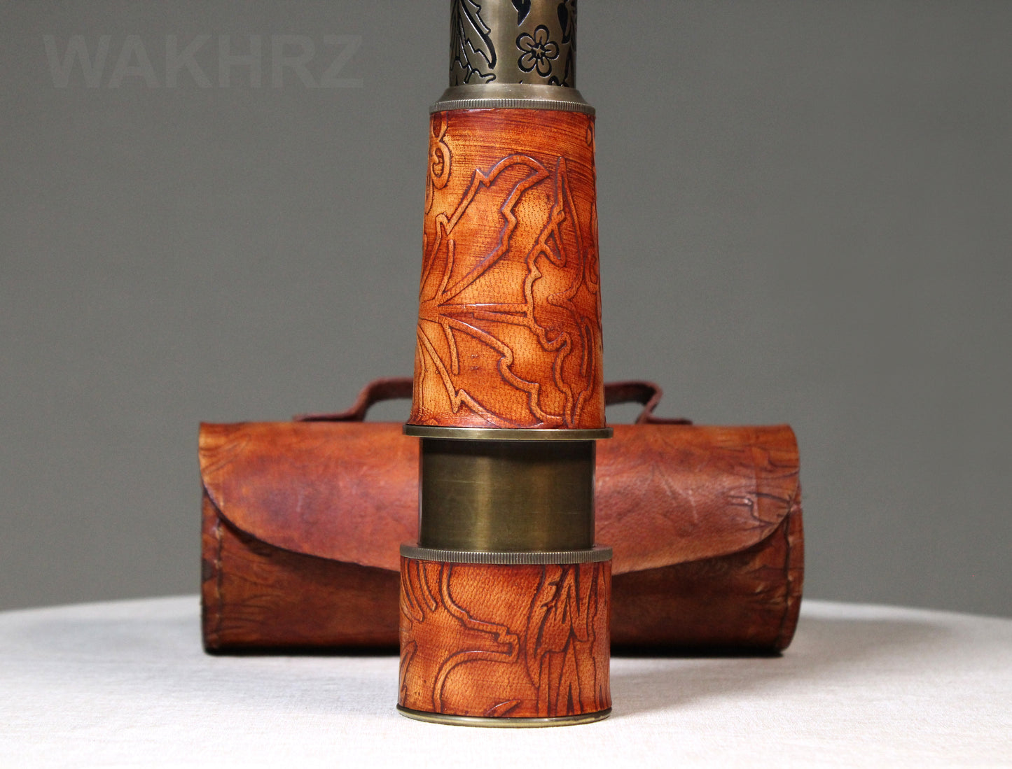 WAKHRZ SCOTT LONDON 1753 TELESCOPE WITH LEATHER BOX.